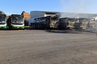 População não será afetada após incêndio atingir seis ônibus da Caribus em Cuiabá