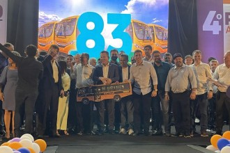 Governo de MT entrega mais 83 novos ônibus para transportar alunos do campo