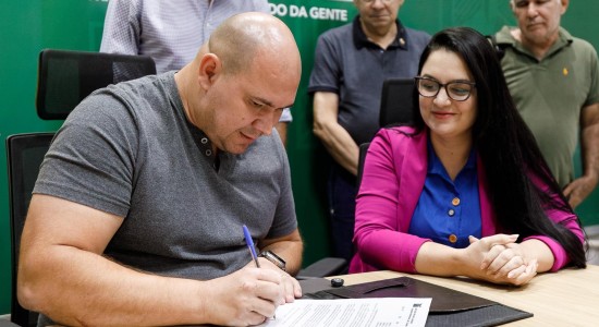 Prefeito sanciona lei de Samantha Iris para conscientização sobre doenças oculares
