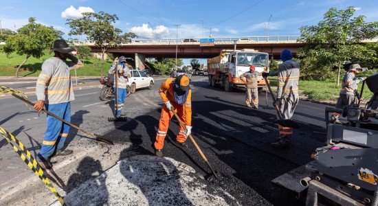 Treze pontos de Cuiabá recebem operação tapa-buraco em 2 dias