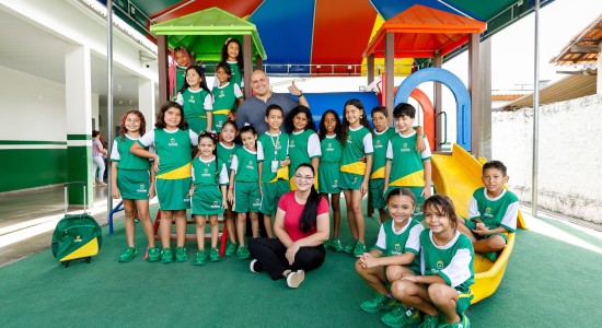 Prefeito e primeira-dama entregam primeiros uniformes para estudantes da rede municipal