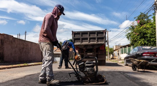 Prefeitura realiza operação tapa-buraco em treze pontos da cidade