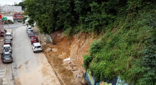 Morro do Seminário recebe trabalhos emergenciais para conter deslizamentos