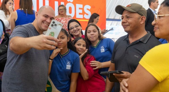 Prefeito e primeira-dama participam de inauguração de escolas no Pedra 90