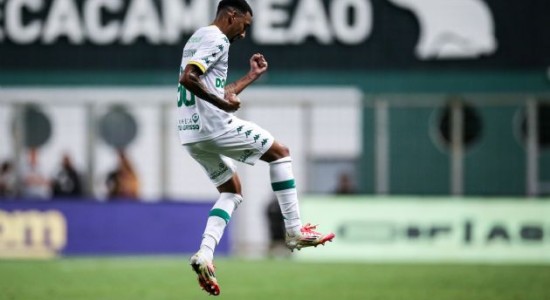 Com dois de Mateusinho, Cuiabá vence e volta ao G4