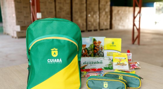 Prefeitura recebe kits escolares e projeta atender todos alunos este mês