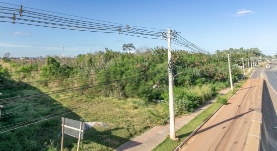 Secretária visita terreno onde unidades habitacionais serão construídas no Tijucal