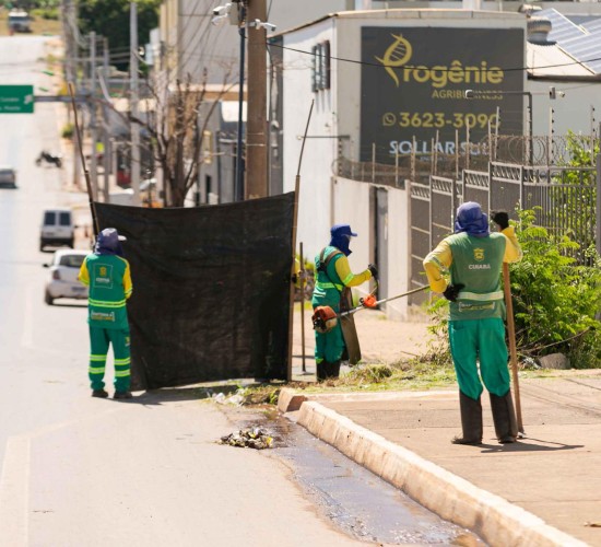 Mutirão de limpeza atende toda a extensão da Av. Ciríaco Cândia