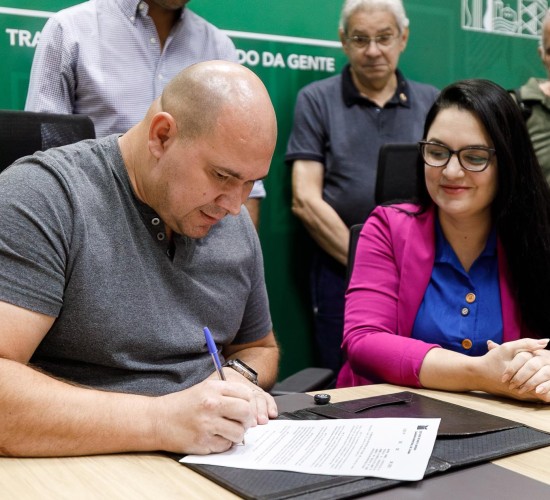 Prefeito sanciona lei de Samantha Iris para conscientização sobre doenças oculares
