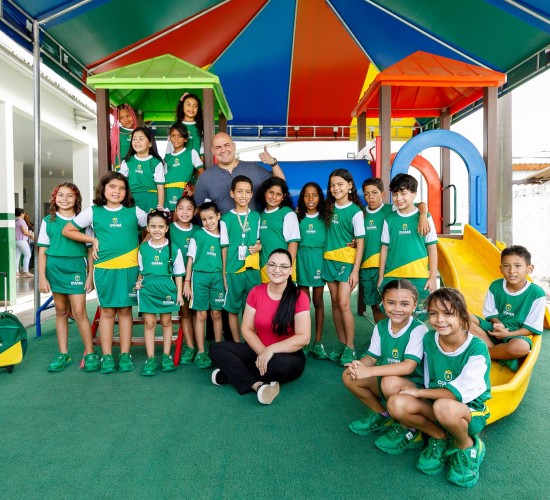 Prefeito e primeira-dama entregam primeiros uniformes para estudantes da rede municipal