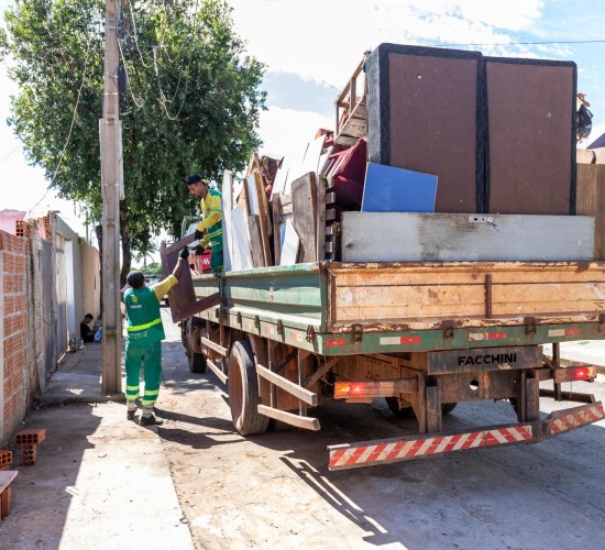 Mutirão do cata-treco retira duas toneladas de materiais no São João Del Rey