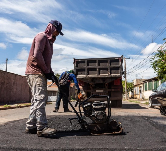 Prefeitura realiza operação tapa-buraco em treze pontos da cidade