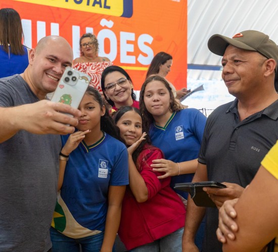 Prefeito e primeira-dama participam de inauguração de escolas no Pedra 90