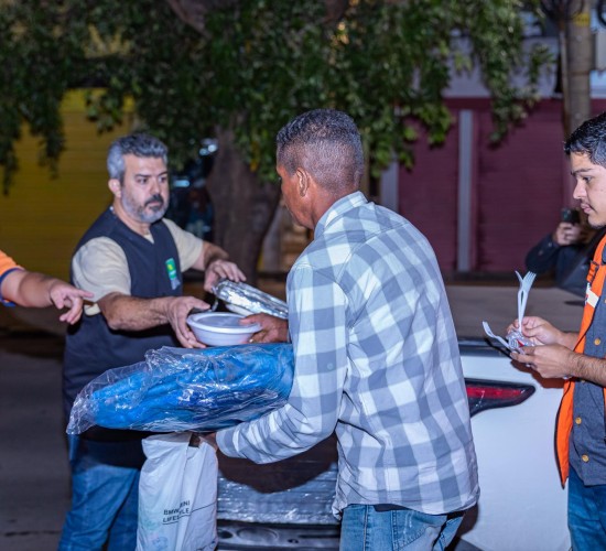 Prefeitura entrega mais de mil cobertores e marmitas em três dias