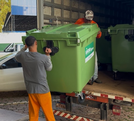 Prefeitura recebe contêineres para reforçar destinação correta de resíduos em Cuiabá