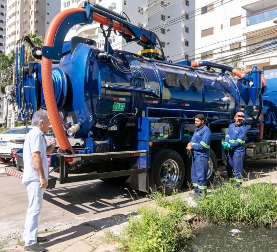 Prefeitura reforça frota de hidrojato e inicia limpeza de pontos críticos da capital