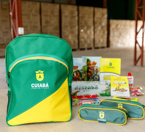 Prefeitura recebe kits escolares e projeta atender todos alunos este mês