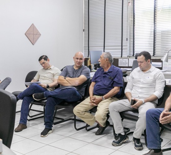 Prefeito discute projetos de modernização na construção civil