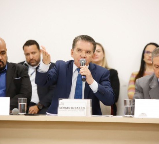 Sérgio Ricardo faz alerta ao Governo do Estado e pede suspensão de repasses a empresas ausentes em mesa técnica