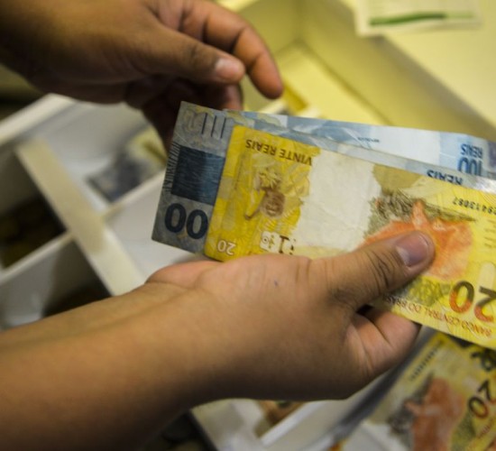 Rendimento médio dos brasileiros chega a R$ 3.270