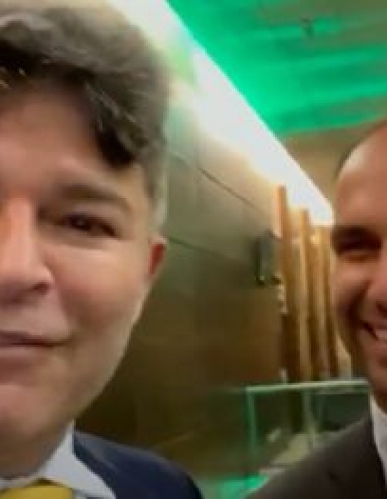 O deputado federal José Medeiros (Podemos) gravou um vídeo com o filho do presidente Jair Bolsonaro