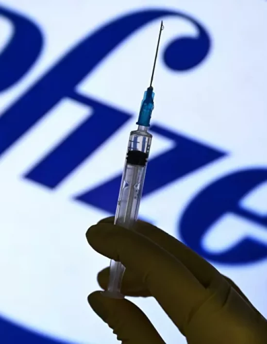 A vacina contra COVID-19 desenvolvida pela Pfizer e BioNTech recebeu a aprovação final da Agência de Alimentos e Medicamentos (FDA, na sigla em inglês) dos EUA.