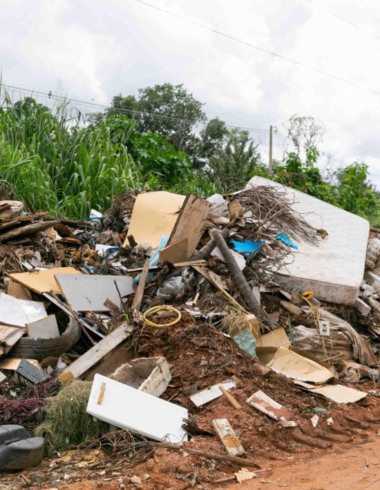 Prefeitura registra descarte irregular dez dias após retirar 340 toneladas de lixo em bolsão