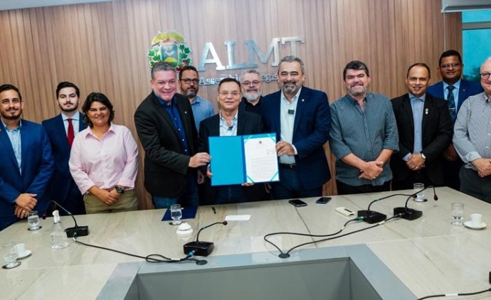 Botelho promulga lei que beneficia corretores de imóveis em negócios que envolvam programas habitacionais de MT