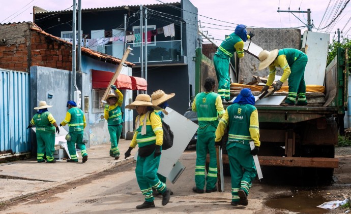 Limpurb realiza mutirão de cata-treco em 12 bairros de Cuiabá