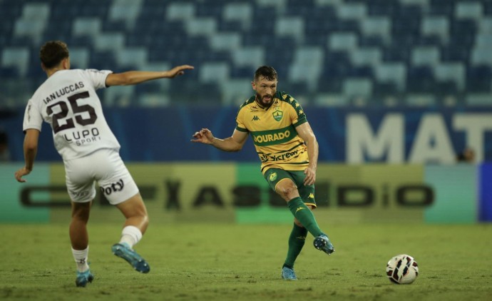 Com gol de Empereur, Cuiabá vence a Ferroviária e assume a vice-liderança