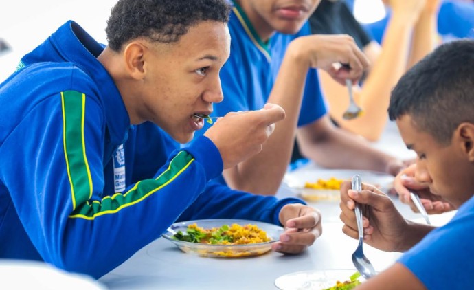 Governo de Mato Grosso reforça investimentos na alimentação escolar em 2025