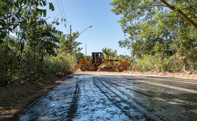 Secretaria de Infraestrutura inicia etapa de imprimação asfáltica no bairro São José