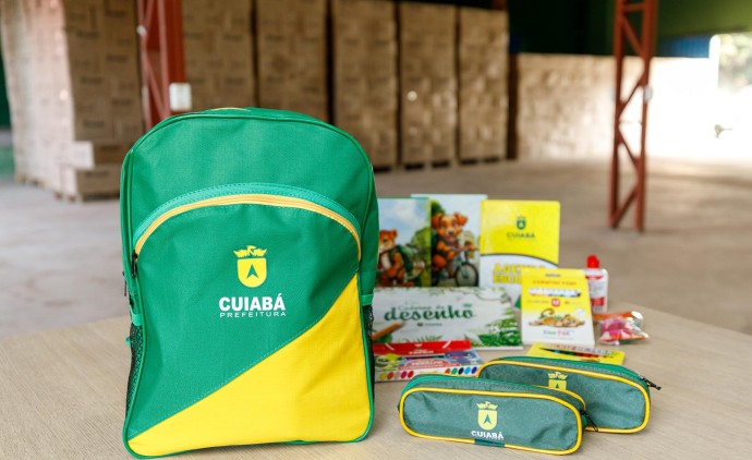 Prefeitura recebe kits escolares e projeta atender todos alunos este mês
