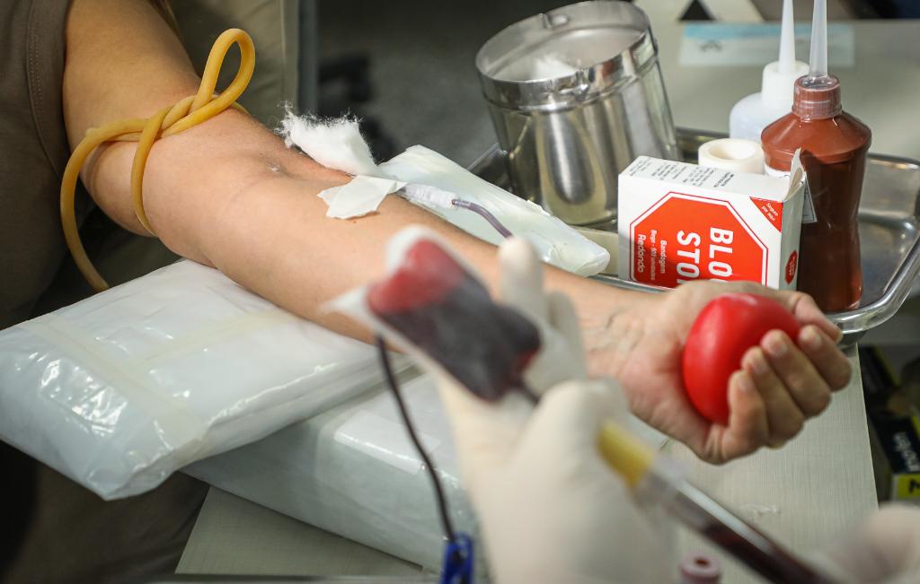 Com baixa no estoque, MT Hemocentro convoca doadores para doarem sangue