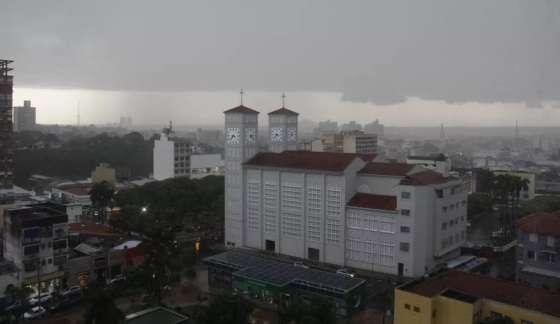 Cuiabá terá semana de chuva intensa, mas termômetros voltam a subir no feriadão