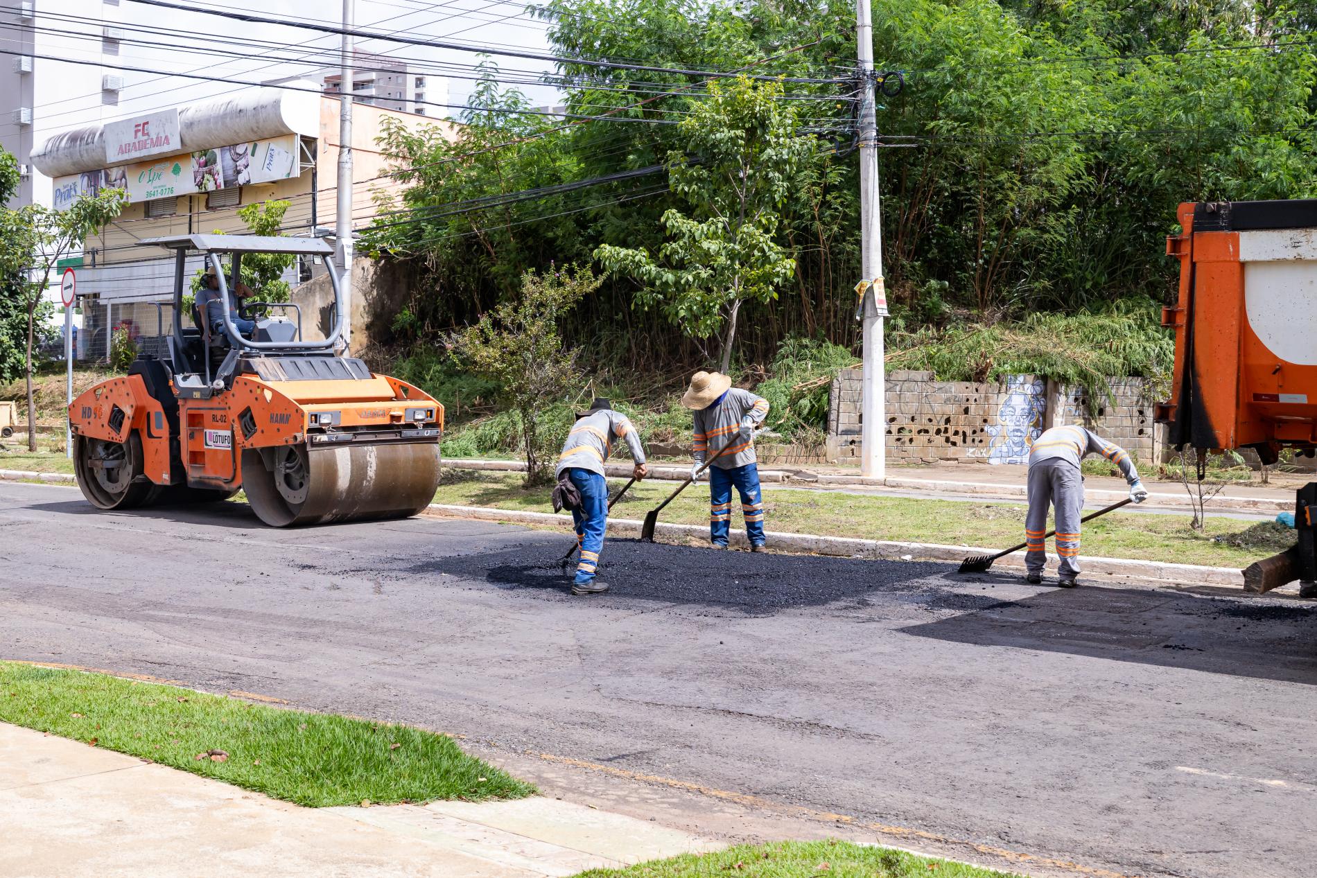 Avenida principal do Residencial Terra Nova recebe tapa-buraco e recapeamento