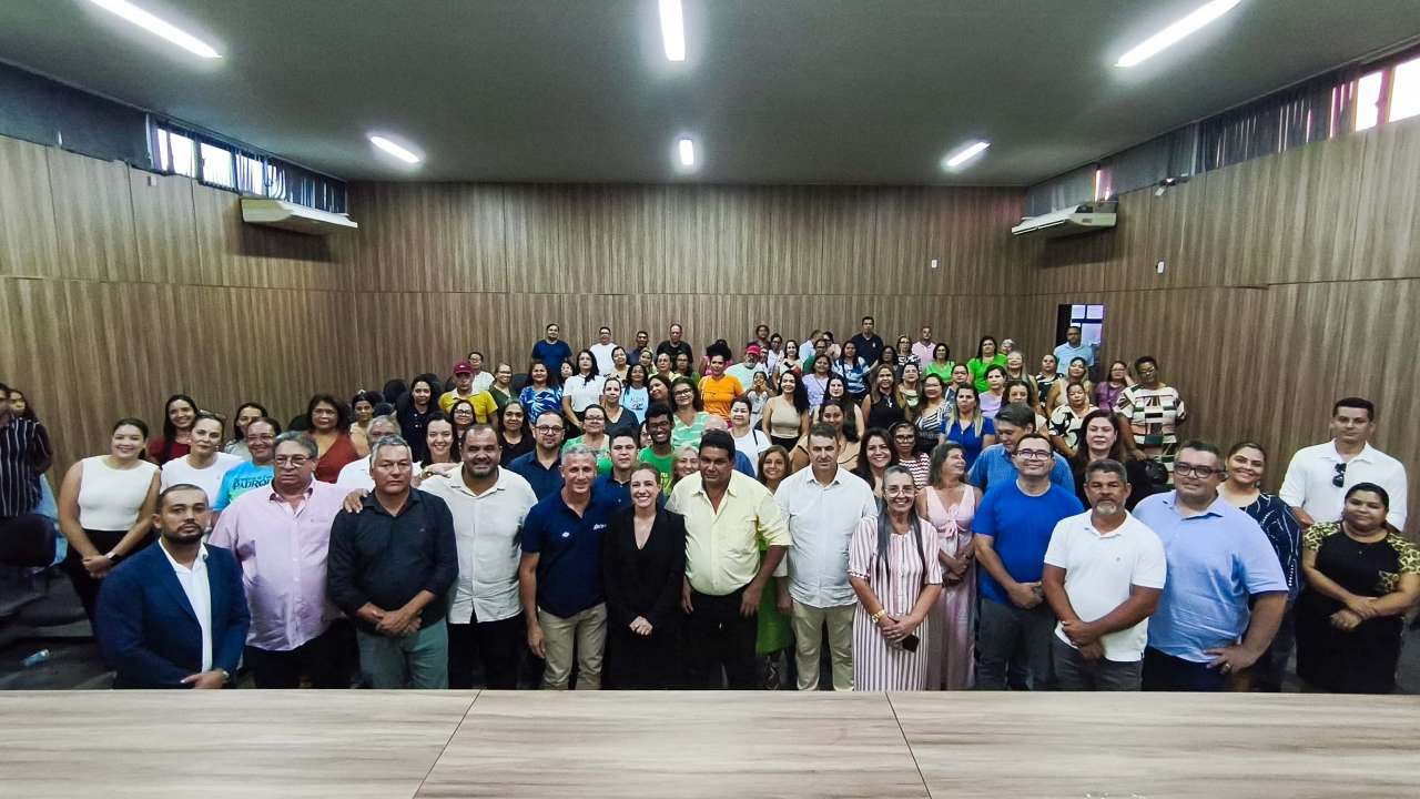 Flávia e Tião assinam projeto de lei que concede recomposição aos profissionais da educação