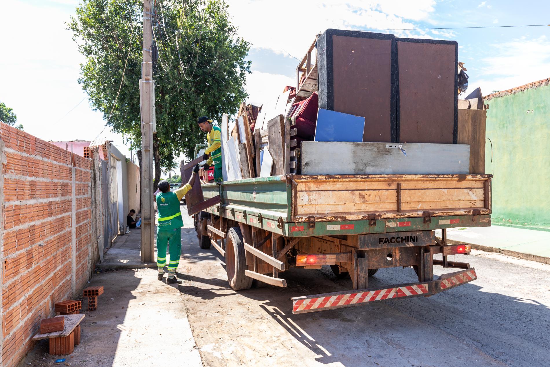 Mutirão do cata-treco retira duas toneladas de materiais no São João Del Rey