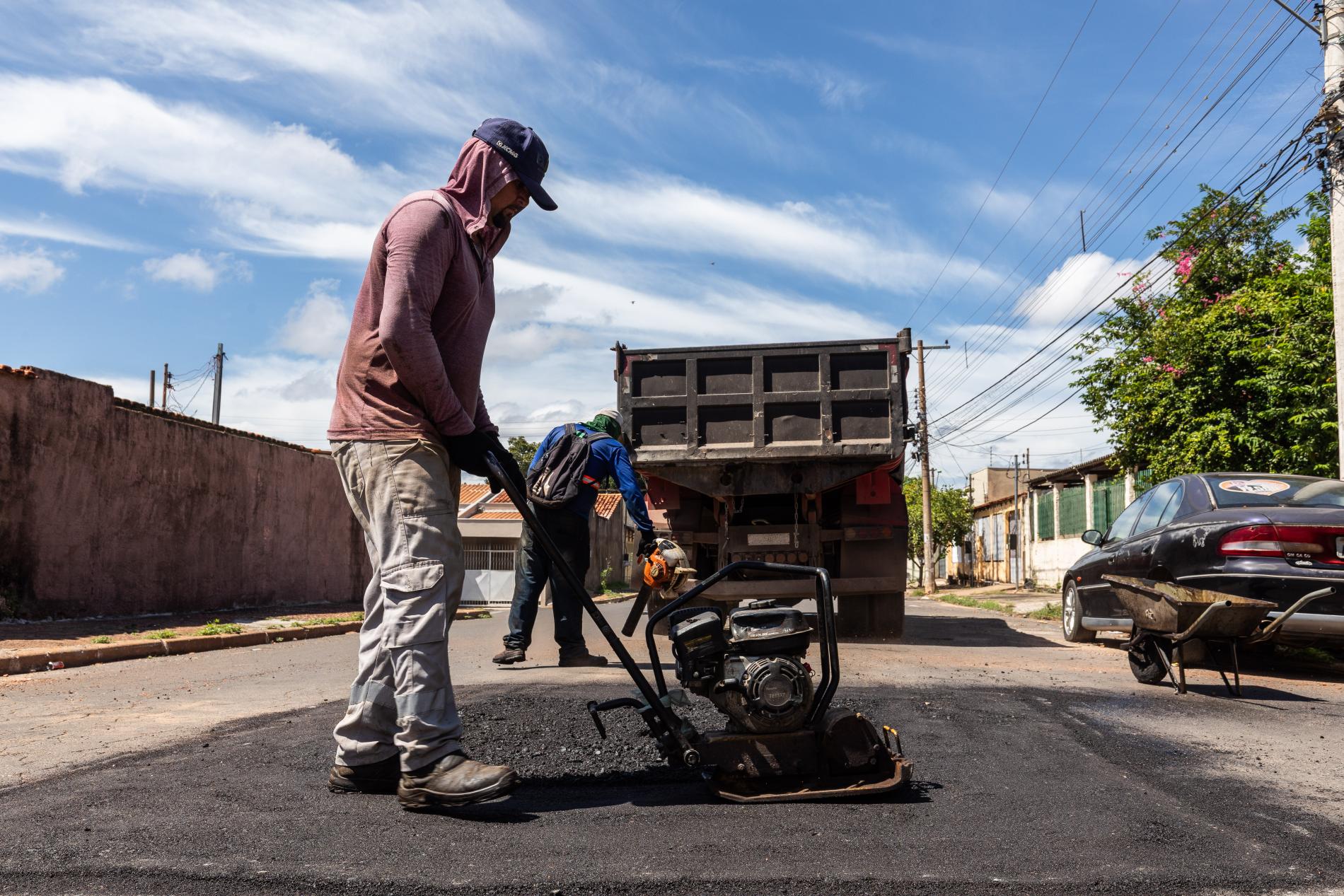 Prefeitura realiza operação tapa-buraco em treze pontos da cidade