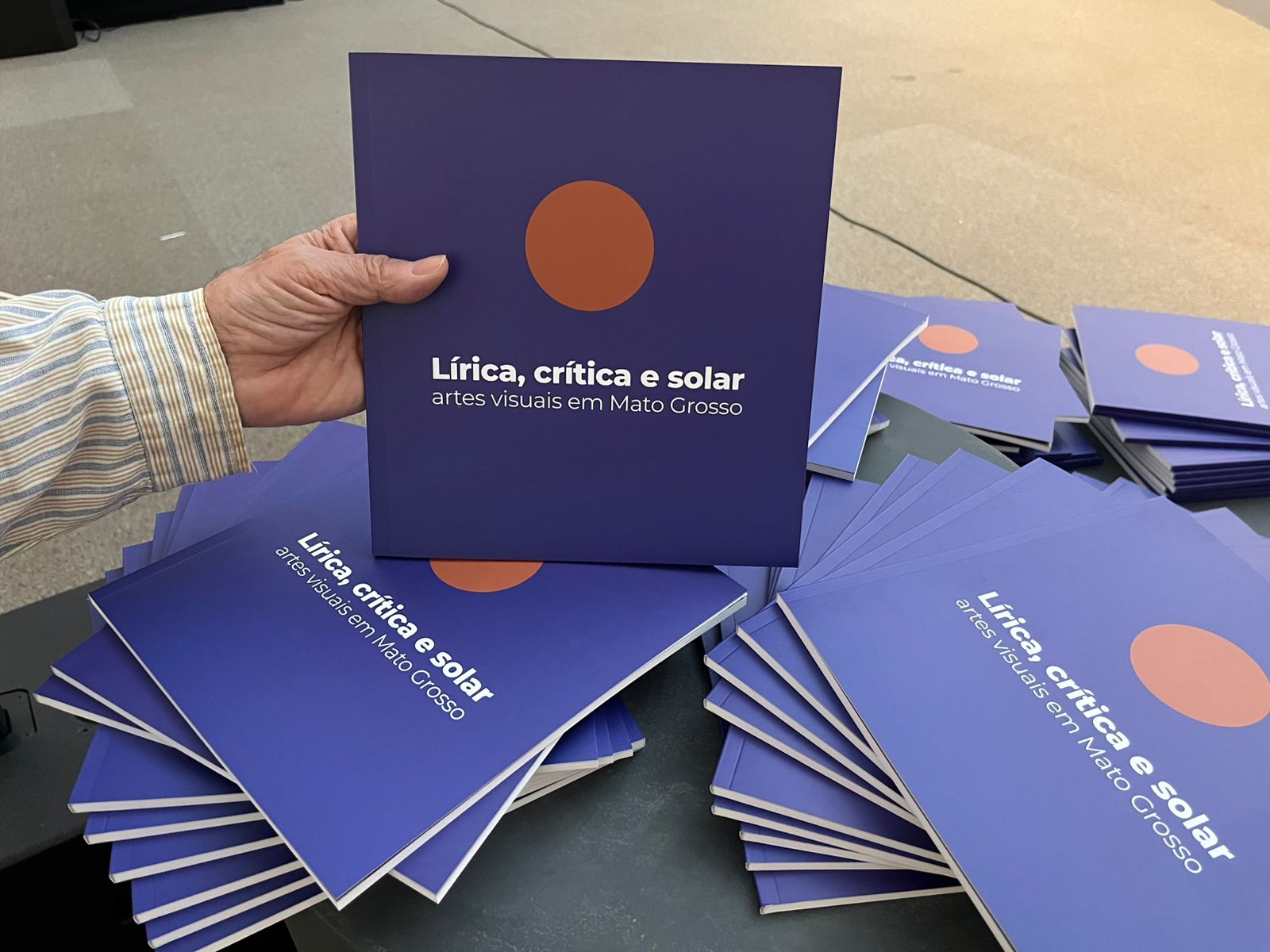 SebraeMT celebra 50 anos com lançamento de catálogo de artistas do estado, em Brasília