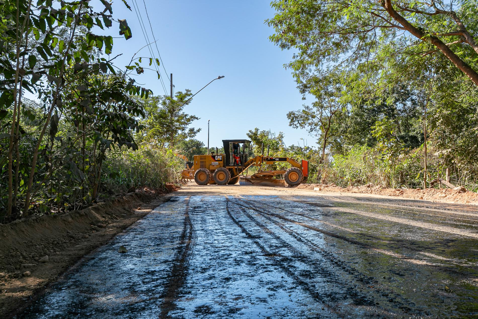 Secretaria de Infraestrutura inicia etapa de imprimação asfáltica no bairro São José