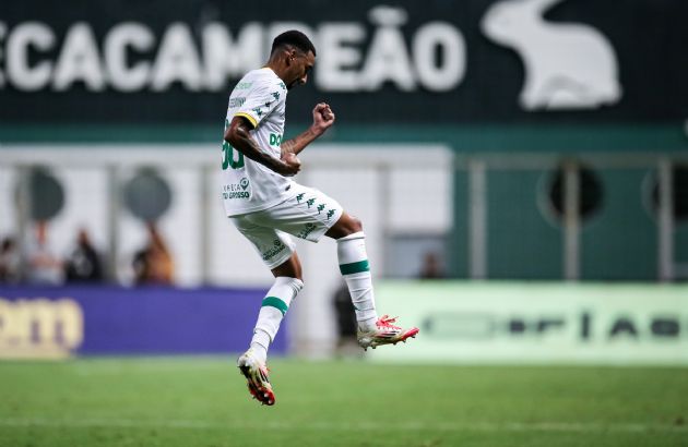 Com dois de Mateusinho, Cuiabá vence e volta ao G4
