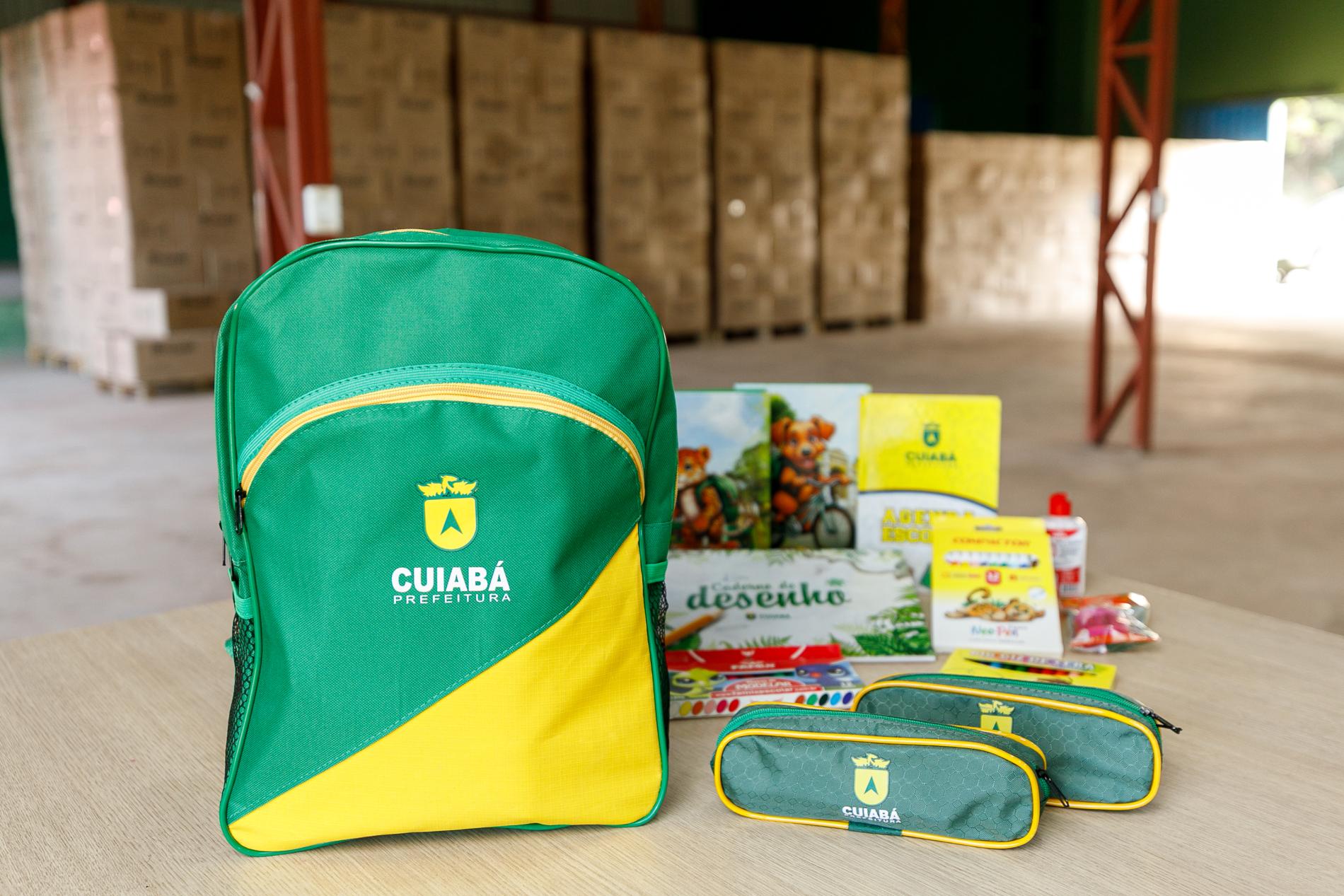 Prefeitura recebe kits escolares e projeta atender todos alunos este mês