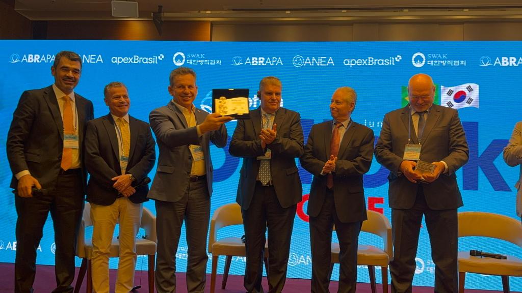 Em Seul, governador recebe homenagem da Abrapa pelo trabalho na abertura de mercados para o algodão de MT