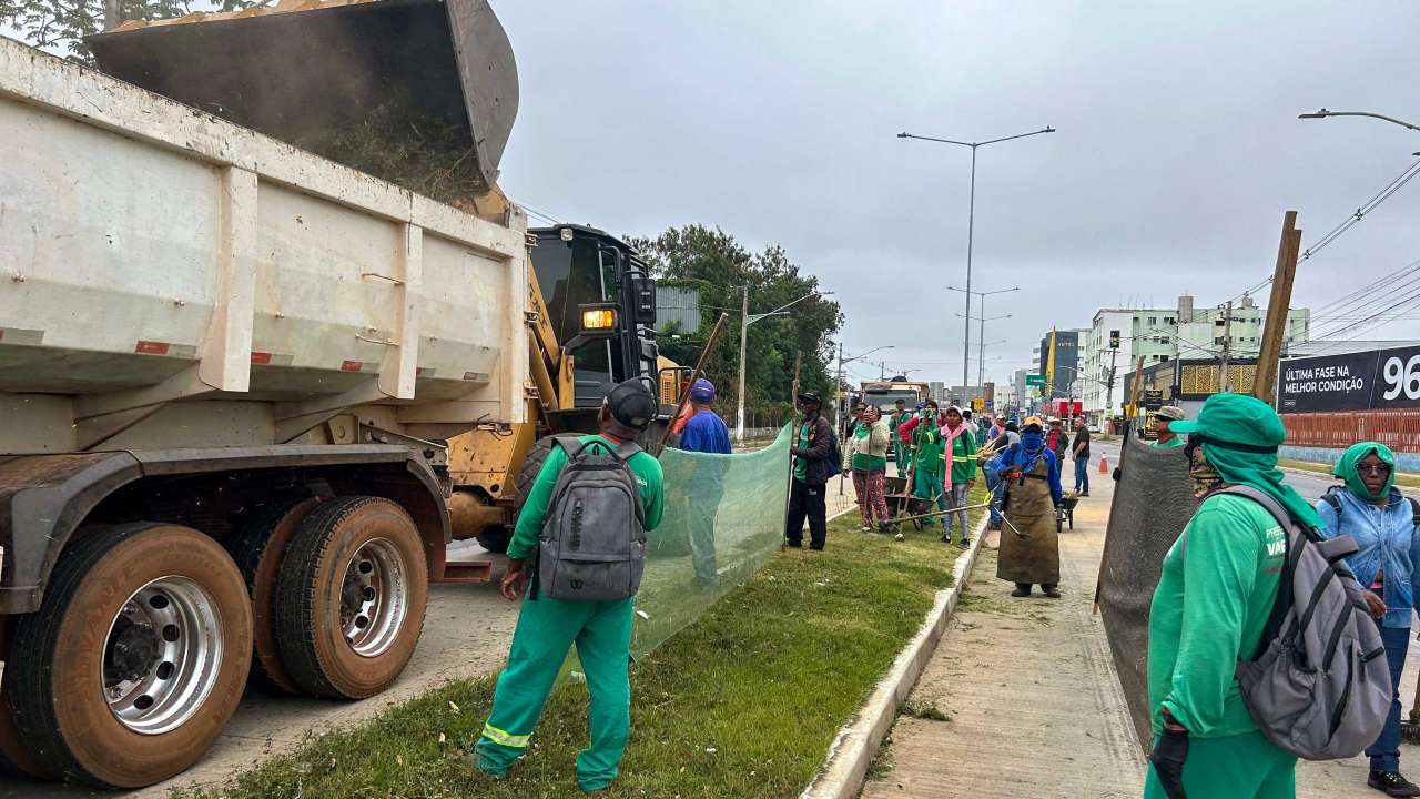 Avenida da FEB passa por grande operação de limpeza e revitalização