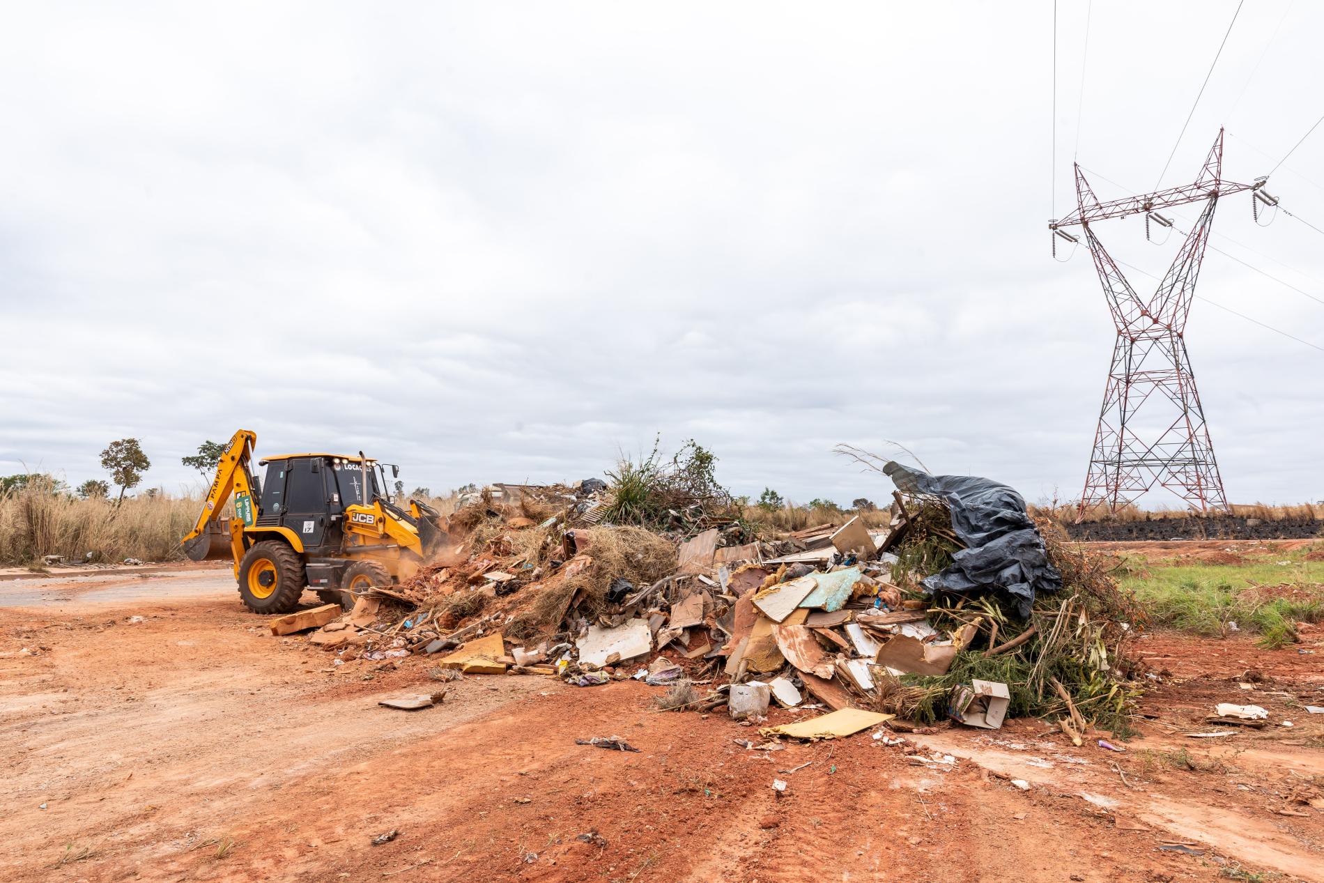 Prefeitura de Cuiabá retira 90 toneladas de descarte irregular no Contorno Leste