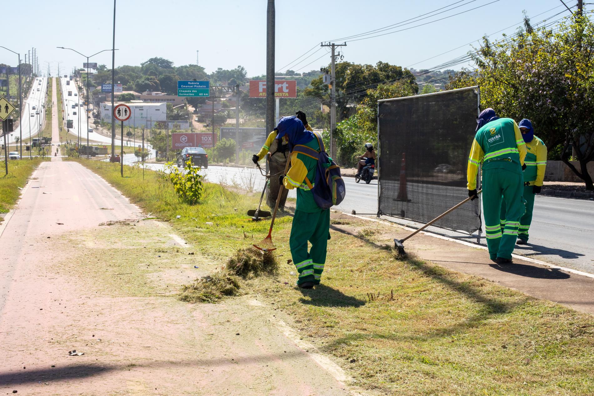 Prefeitura de Cuiabá limpa mais de 100 km em 12 avenidas